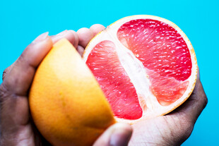 手捧切开的新鲜西柚