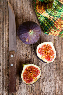 木桌上的无花果与刀具