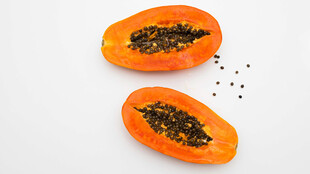 切开的木瓜展示饱满果肉