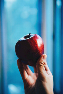 手捧鲜红苹果特写