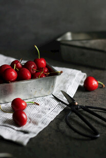银盘上的新鲜红樱桃