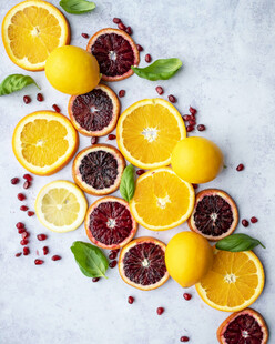 多彩柑橘配浆果与绿叶