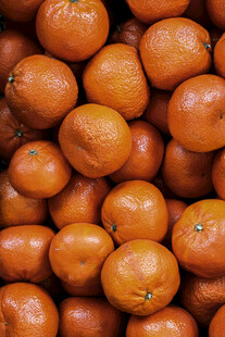 一堆饱满的新鲜橙子