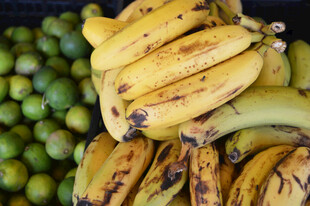 香蕉与青柠堆叠的水果图