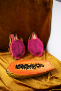 切开的火龙果与木瓜展示