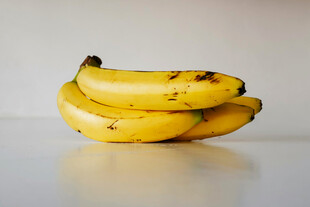 三根黄香蕉摆放在桌面