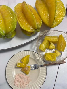 切开的杨桃与蘸料