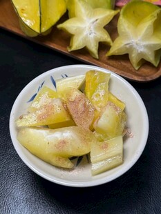 碗中切块杨桃与整果