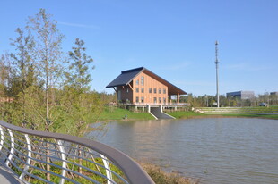 坝河湖畔小屋自然风光宜人