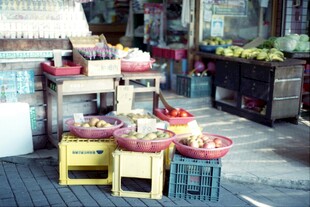 街头水果摊的日常景象