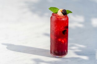 红色鲜果鸡尾酒