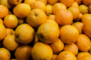 一堆饱满的黄色柑橘