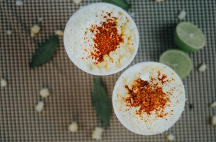 两碗撒料的美食特写