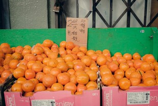 新鲜橙子堆售 果香诱人