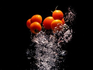 番茄入水溅起晶莹水花