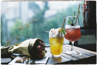 窗边缤纷饮品与花束