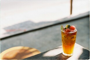 窗边精致水果装饰的饮品