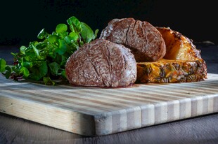 砧板上的美味牛排与配菜