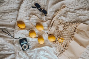 沙滩上 度假物品与水果