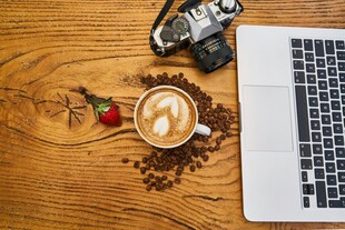 木质桌面的咖啡与办公场景