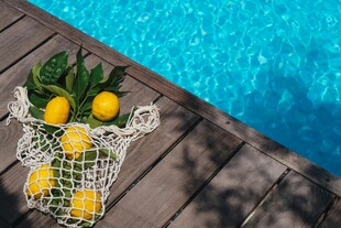 泳池边的柠檬与编织篮