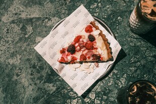 美味草 派置于白色餐布上