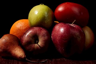 多彩水果堆叠展示