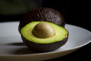 切开的牛油果置于白盘上