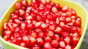 碗中鲜红饱满的石榴籽