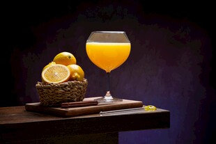 高脚杯中的鲜榨柠檬橙汁