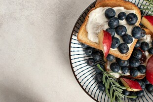 蓝莓吐司配蔬果拼盘