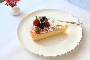 美味芝士蛋糕配新鲜浆果