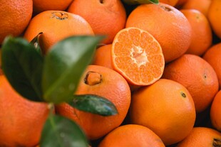 新鲜饱满的多汁橙子