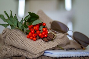 麻布上的浆果与配饰组合