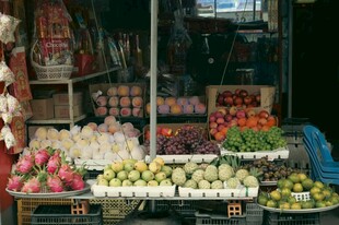 水果摊丰富多样的新鲜水果