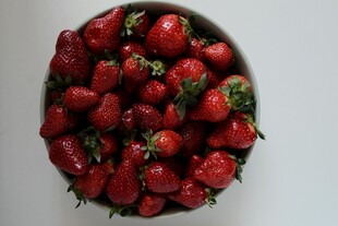 一碗新鲜诱人的红草莓