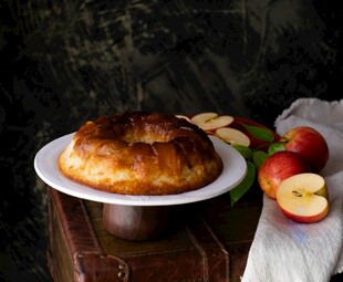 美味苹果蛋糕配新鲜苹果