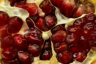 切开的饱满多汁红石榴