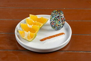 多彩装饰杯配鲜切橙子