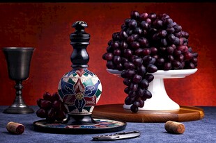 复古风葡萄酒具与葡萄摆件