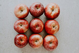 整齐摆放的红苹果