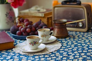 复古风餐桌咖啡与水果
