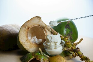 新鲜椰子及相关配饰