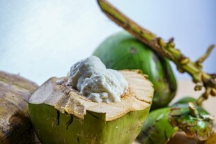 切开的新鲜椰子