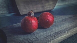 木桌上的两颗红苹果