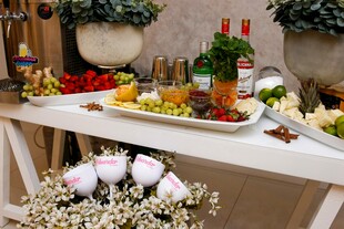 精致自助餐台美食陈列