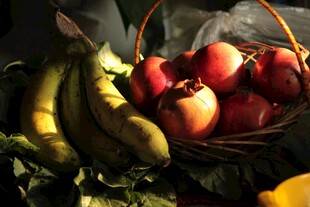 篮子里的多彩新鲜水果