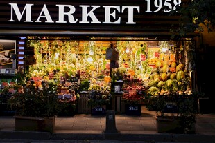 繁华街头的鲜花市场