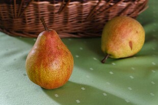 新鲜梨子与藤编篮