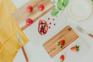 草莓摆盘于案板的清新画面